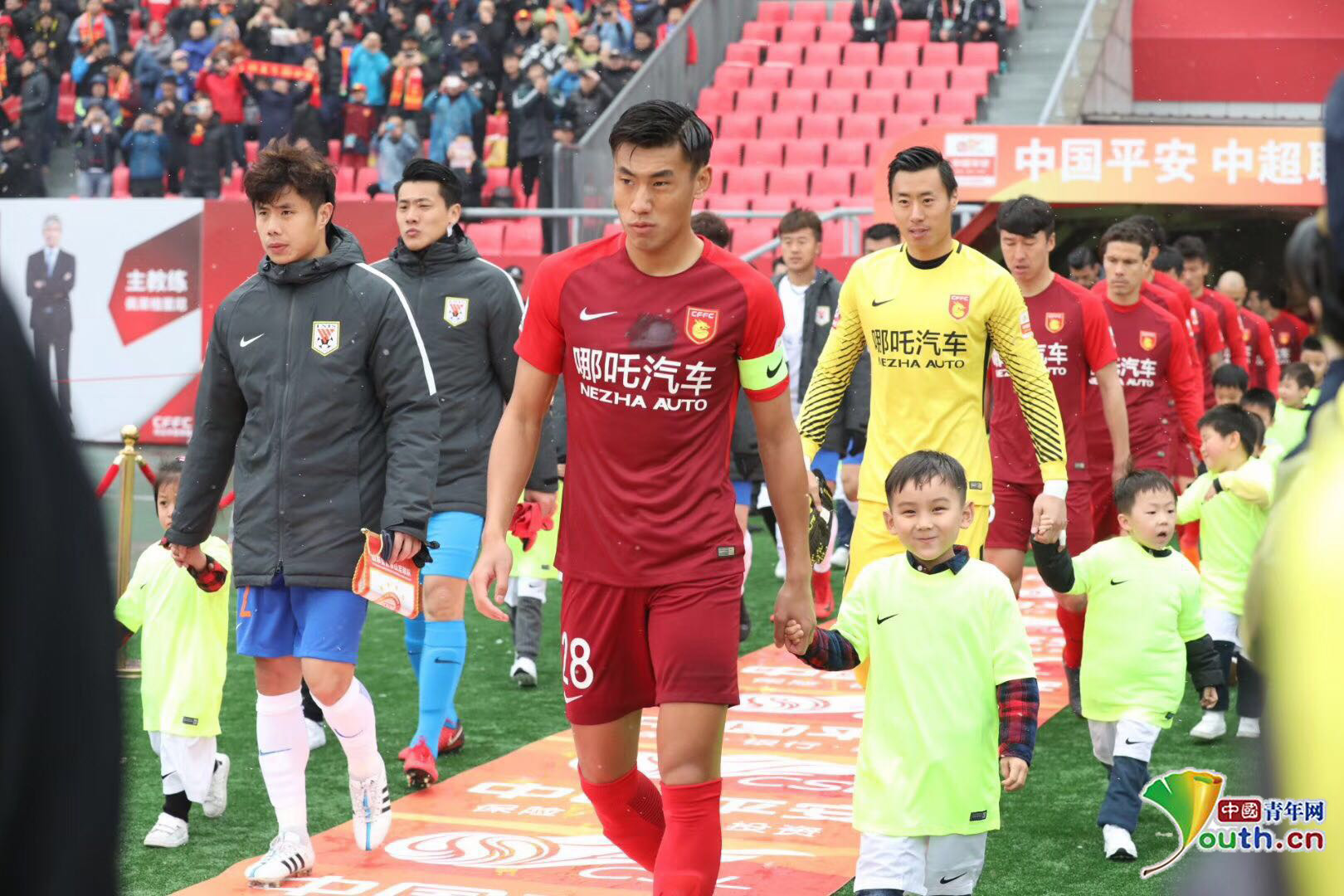 哈登狂砍55分封神！成NBA首位双队史得分王，36岁飙10记三分创多项纪录（哈登36岁轰55分飙10记三分，成NBA首位双队史得分王并刷新多项纪录）