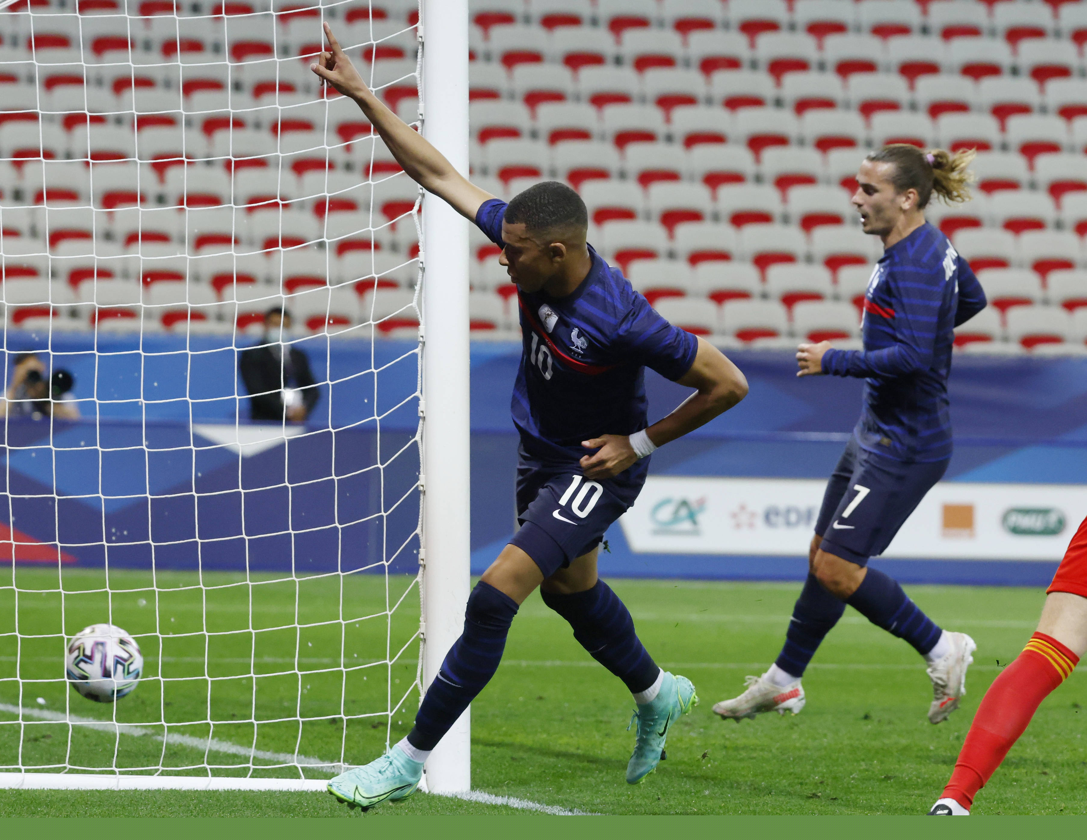 巴萨梅西任意球破门助球队领先（梅西任意球建功，巴萨先拔头筹）