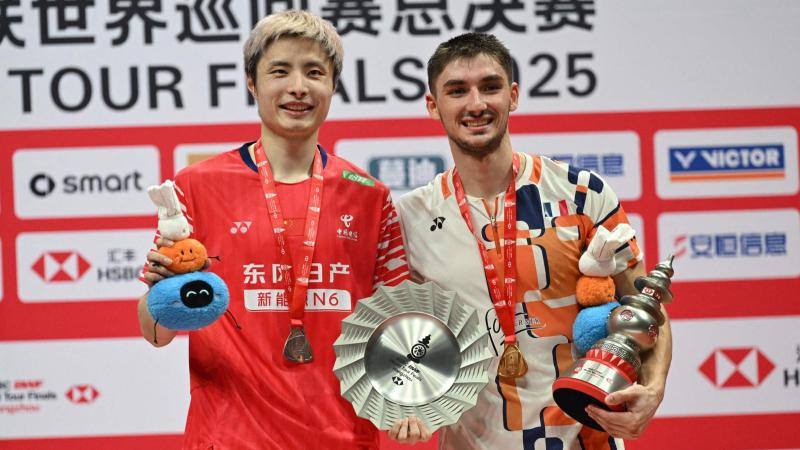 欧文突破防守连续得分（欧文强突防线连取分）