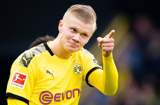 现场观看梅西杯，梅西与苏亚雷斯儿子本哈明一同观战（梅西携苏亚雷斯之子本哈明现身梅西杯看台）