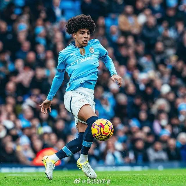 三连冠！上海海港加冕2025赛季中超冠军，摘下队史中超第四星（2025中超封王！上海海港成就三连冠，队史第四星点亮徽章）