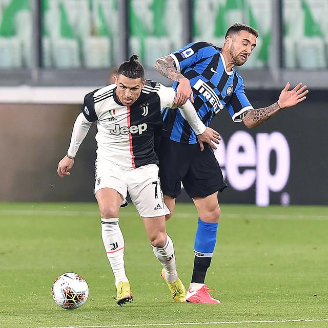 阿斯：巴萨本赛季面临严峻挑战，没在任何一场强强对话中获胜（阿斯：巴萨本季遭遇重压，强强对话至今未尝胜绩）