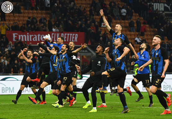 热议U22男足输越南：五后卫+偏哨都输了，非要国际日去忙全运（U22国足负越南引热议：五后卫保守难奏效，疑似偏哨也难救场，国际比赛日仍分心全运会）